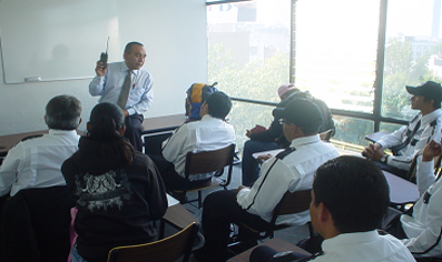 Personal de seguridad ANSA durante una capacitación teórica en aula